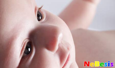 Почему слезится глаз у новорожденного?